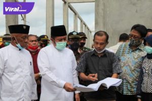 H Herman Deru Gubernur Sumsel tinjau pembangunan SMK N Batumarta OKU Timur. FOTO : VIRALSUMSEL.COM