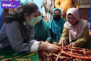 Ketua Dekranasda Sumsel, Feby Deru berikan bantuan kepada perajin sulam angkinan mitra UMKM Tenun Songket 'Mawar' di Desa Gunung Batu, OKU Timur, Senin (21/09/2020). FOTO : VIRALSUMSEL.COM