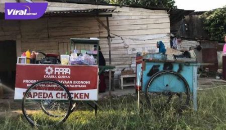 Gerobak baru Ponidi bantuan dari PPPA Daarul Quràn Palembang. FOTO : VIRALSUMSEL.COM