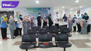 H Heri Amalindo calon Bupati Kabupaten PALI dapat surprise dsri awak media dan tenaga medis RSMH Palembang. FOTO :VIRALSUMSEL.COM