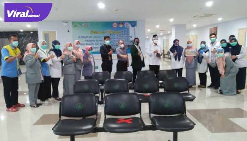 H Heri Amalindo calon Bupati Kabupaten PALI dapat surprise dsri awak media dan tenaga medis RSMH Palembang. FOTO :VIRALSUMSEL.COM