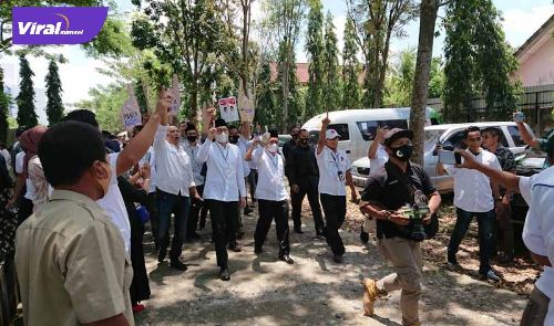 Pasangan calon Bupati dan Wakil Bupati Kabupaten Ogan Ilir, Panca Wijaya Akbar dengan H Ardani usai pengambilan nomor urut di KPU Ogan Ilir. FOTO :VIRALSUMSEL.COM