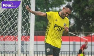 Titus Bonai penyerang Muba Babel United selebrasi usai cetak gol dalam laga uji coba. FOTO : MO MBU