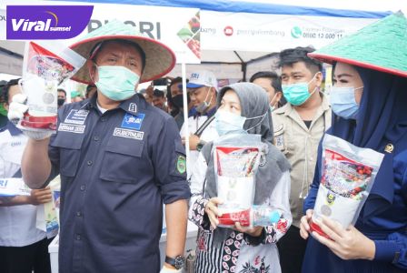 Gubernur Sumsel H Herman Deru launching kartu tani di OKU Timur. FOTO : VIRALSUMSEL.COM