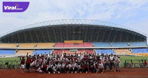 Komunitas Bromptom Owner Sriwijaya Explore Stadion Gelora Sriwijaya. FOTO : VIRALSUMSEL.COM