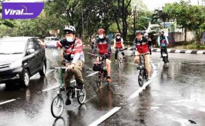 Penasehat Komunitas Brompton Owner Sriwijaya Ir.H Basyaruddin Akhmad,M.Sc gowes di jalur sepeda baru KI. FOTO : VIRALSUMSEL.COM