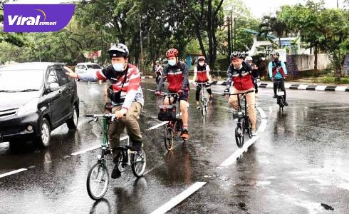 Penasehat Komunitas Brompton Owner Sriwijaya Ir.H Basyaruddin Akhmad,M.Sc gowes di jalur sepeda baru KI. FOTO : VIRALSUMSEL.COM