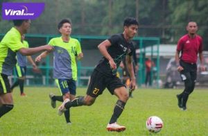 M Imran Toberru penyerang Sriwijaya FC lewati pemain Bintang Muda Sepakat (BMS) Sungai Rotan, Kabupaten Muara Enim. FOTO : PAPARAZI