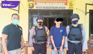 Petugas Unit Reskrim Polsek Muara Kelingi Polres Mura rinkus pelaku pemalak sopir truk batu bata di Jalin Lubuklinggau-Sekayu. FOTO : VIRALSUMSEL.COM