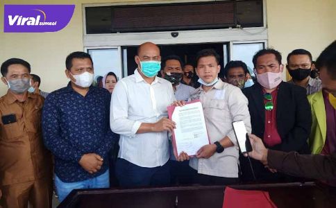 Koordinator aksi Dedi Busro bersama Wakil Ketua DPRD Musi Rawas. FOTO :VIRALSUMSEL.COM