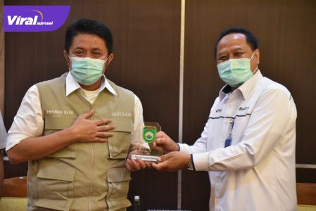 H Herman Deru Gubernur Sumsel bersama Direktur Utama PT Pusri Tri Wahyudi Saleh. FOTO : VIRALSUMSEL.COM