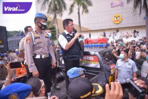 Gubernur Sumsel H Herman Deru temui ribuan buruh dan mahasiswa unjuk rasa penolakan Undang-undang Cipta Kerja di depan Kantor DPRD Sumsel, Kamis (15/10/2020). FOTO : VIRALSUMSEL.COM