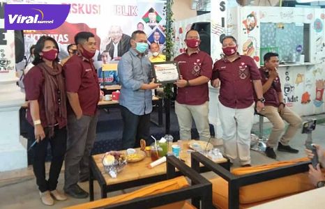 Ramlan Holdan dalam kegiatan Diskusi Publik bertemakan Efektiviras Pilkada Serentak di Tengah Pandemi yang diadakan di Om Ndut Cafe Palembang. FOTO : VIRALSUMSEL.COM