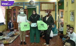 Amaliah Sobli S.KG MBA Anggota DPD RI Dapil Sumsel berikan bantuan kotak makan dan kantong belanja pada Emak-emak di Pemulutan Ogan Ilir. FOTO :VIRALSUMSEL.COM