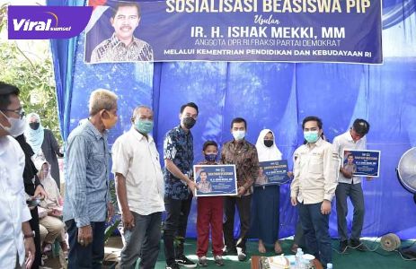 H Ishak Mekki Anggota DPR RI menyalurkan bantuan bea siswa pada pelajar SD, SMP dan SMA di Kayuagung, OKI. FOTO :VIRALSUMSEL.COM