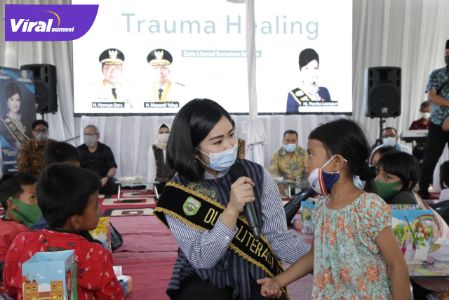Hj Percha Leanpuri Duta Literasi Provinsi Sumsel yang juga Anggota DPR RI beri motivasi pada anak-anak korban kebakaran di Lahat. FOTO : VIRALSUMSEL.COM