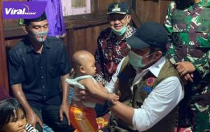 H Herman Deru Gubernur Sumsel mengunjungi keluarga korban kecelakaan tambang ilegal di Muara Enim. FOTO : VIRALSUMSEL.COM