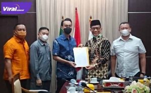 Pjs Bupati Ogan Ilir menyerahkan usulan bantuan Gubernur kepada H Muchendi Mahzarekki Ishak Koordinator Komisi V DPRD Sumsel. FOTO :VIRALSUMSEL.COM