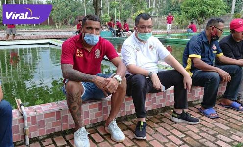 Penyerang Sriwijaya FC Alberto Goncalves bersama Manajer Tim Sriwijaya FC Hendri Zainuddin. FOTO :VIRALSUMSEL.COM