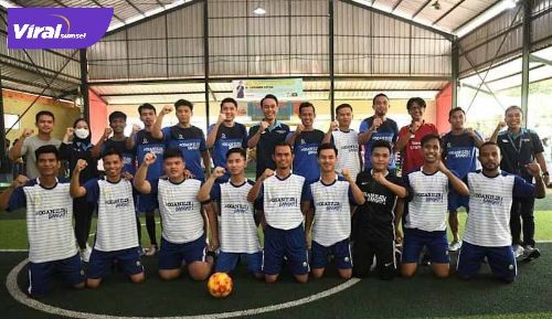 Ferry Rotinsulu pelatih penjaga gawang Sriwijaya FC bersama Mario Aibekob dan Rahel Radiansyah ramaikan turnamen futsal di Ogan Ilir. FOTO : VIRALSUMSEL.COM