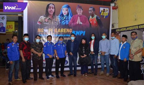 Fauzi Toldo pose bersama pengurus KNPI Betung. FOTO ; VIRALSUMSEL.COM