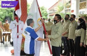 Ratu Dewa Presiden PS Palembang terima bendera pataka. FOTO : VIRALSUMSEL.COM