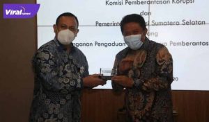 Ketua KPK RI Firli Bahuri bersama Gubernur Sumsel Herman Deru. FOTO : VIRALSUMSEL.COM