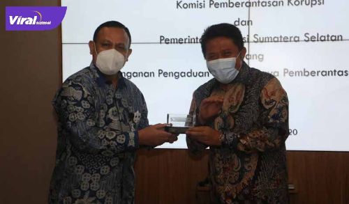 Ketua KPK RI Firli Bahuri bersama Gubernur Sumsel Herman Deru. FOTO : VIRALSUMSEL.COM