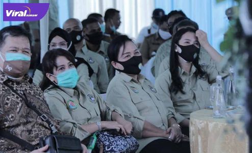 Lucianty Pahri Direktur Keuangan PS Palembang (dua kanan) saat pelantikan di Rumah Dinas Walikota Palembang. FOTO :VIRALSUMSEL.COM