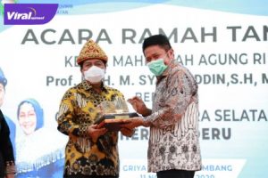 Ketua Mahkamah Agung RI Dr.H.M Syarifuddin, SH.MH bersama Gubernur Sumsel H Herman Deru. FOTO : VIRALSUMSEL.COM