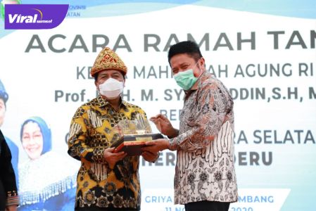 Ketua Mahkamah Agung RI Dr.H.M Syarifuddin, SH.MH bersama Gubernur Sumsel H Herman Deru. FOTO : VIRALSUMSEL.COM