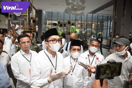 Panca Wijaya Akbar dan Ardani beri keterangan pada awak media. FOTO : VIRALSUMSEL.COM