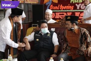 Ustadz Abdul Somad bersama Gubernur Sumsel H Herman Deru dan Ustad Drs H Solihin Hasibuan MPdI. FOTO :VIRALSUMSEL.COM