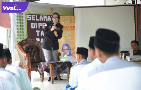 Amaliah Sobli S.KG MBA kembali Sosialisasikan Empat Pilar dalam Berbangsa dan Bernegara. Kali ini sosialisasi digelar di Pondok Pesantren (Ponpes) Tahfidz Daarul Quràn Takhassu Palembang. FOTO : YUYU/VIRALSUMSEL.COM