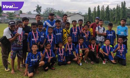 Skuat SSB Putra Berlian Junior juara ketiga turnamen U-12 di B1 Sungai Lilin. FOTO : DEVI ARDIKA/VIRALSUMSEL.COM