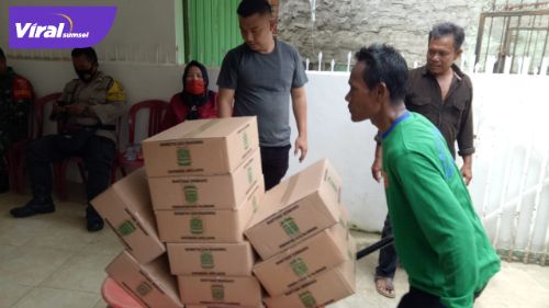 Penyaluran paket sembako di Kelurahan 16 Ulu Palembang. FOTO :VIRALSUMSEL.COM