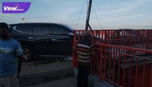 Pajero Sport alami kecelakaan lalu lintas di Jembatan Ampera. FOTO : VIRALSUMSEL.COM