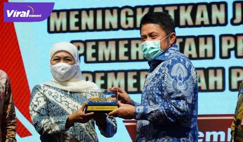 Gubernur Sumsel H Herman Deru bersama Gubernur Jawa Timur Khofifah Indar Parawansa. FOTO :VIRALSUMSEL.COM