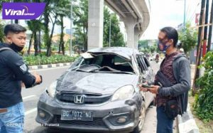 Mobil Honda Brio usai alami kecelakaan lalu lintas di Jalan Angkatan 45, Palembang. FOTO :VIRALSUMSEL.COM