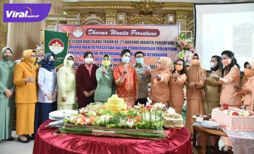 Penasehat DWP Sumsel Hj Febrita Lustia HD, bersama Ketua DWP Sumsel Hj Renny Nasrun Umar dan Sekda Provinsi Sumsel H Nasrun Umar. FOTO :VIRALSUMSEL.COM