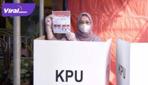 Amaliah Sobli S.KG MBA Anggota DPD RI menyalurkan hak pilihannya. FOTO :VIRALSUMSEL.COM