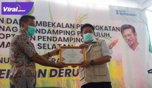 Gubernur Sumsel H Herman Deru terima penghargaan pin emas dari Kementerian Pertanian Republik Indonesia. FOTO :VIRALSUMSEL.COM