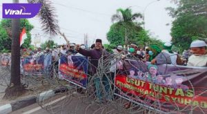 Sejumlah jalan menuju Mapolda Sumsel ditutup. Hal ini dilakukan untuk mengantisipasi aksi unjuk rasa . FOTO : VIRALSUMSEL.COM