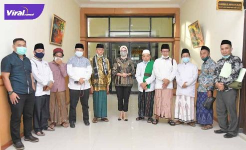 Ketua DPRD Sumsel, Hj RA Anita Noeringhati SH MH bersama sejumlah pimpinan dan pengasuh pondok pesantren di Sumsel. FOTO : VIRALSUMSEL.COM