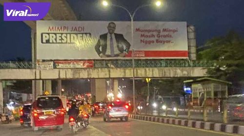 Baliho Ahmad Sahroni, mimpi jadi presiden “Mumpung mimpi masih gratis, ngga bayar” di Palembang. FOTO : VIRALSUMSEL.COM