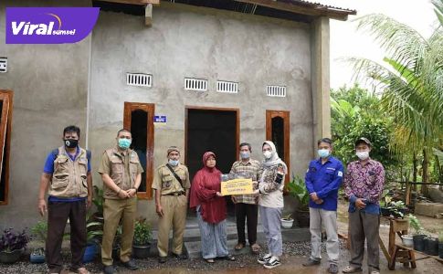 Amaliah Sobli S.KG, MBA Anggota DPD RI Dapil Sumsel sampaikan aspirasi program Bedah Rumah di Kabupaten Banyuasin. FOTO : VIRALSUMSEL.COM