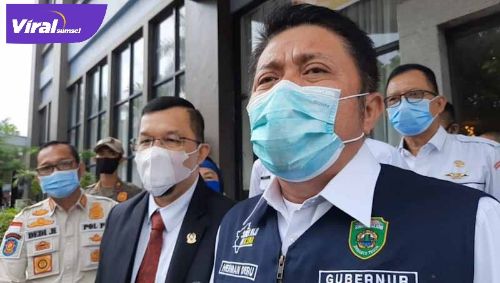 Gubernur Sumsel H Herman Deru didampingi Ketua KONI Sumsel H Hendri Zainuddin beri keterangan pada media. FOTO :VIRALSUMSEL.COM
