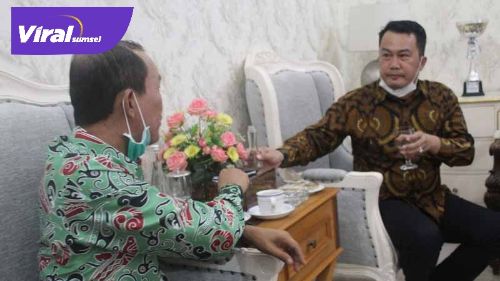 Walikota Palembang H Harnojoyo bincang santai dengan Ketua JMSI Sumsel. FOTO :VIRALSUMSEL.COM