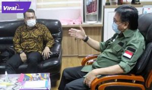 Sekda Sumsel H Nasrun Umar bincang santai dengan Ketua Umum JMSI Sumsel Agus Harizal. FOTO : VIRALSUMSEL.COM