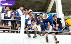 Selebrasi para pemain, pelatih dan ofisial Farmel Hatta usai juara Bank Sumsel Babel Junior League U-14. FOTO : VIRALSUMSEL.COM